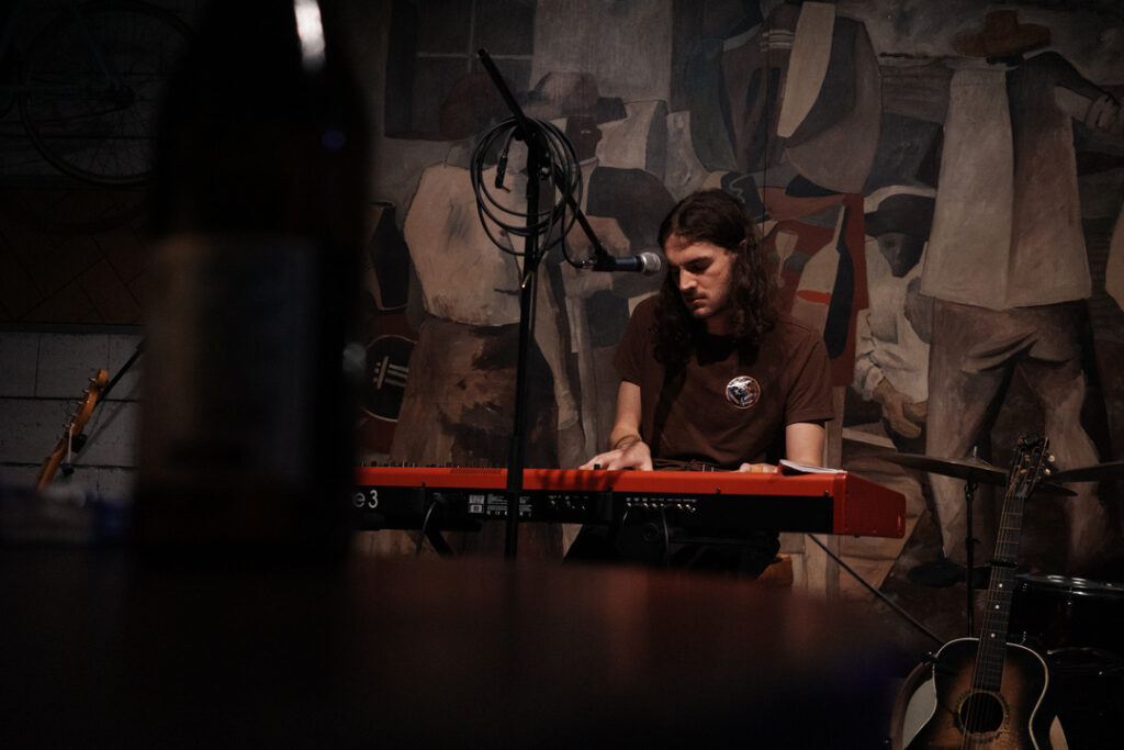 man spielt piano auf einer bühne